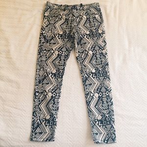 Black and white abstract graphic print crop pants