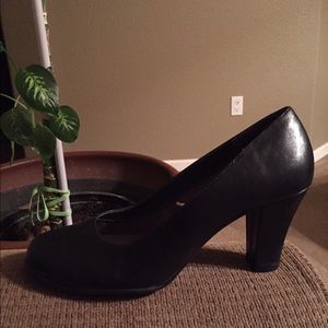 Aerosoles black pumps