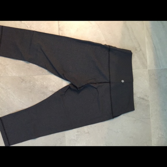 Lululemon workout capris in diamond pattern.