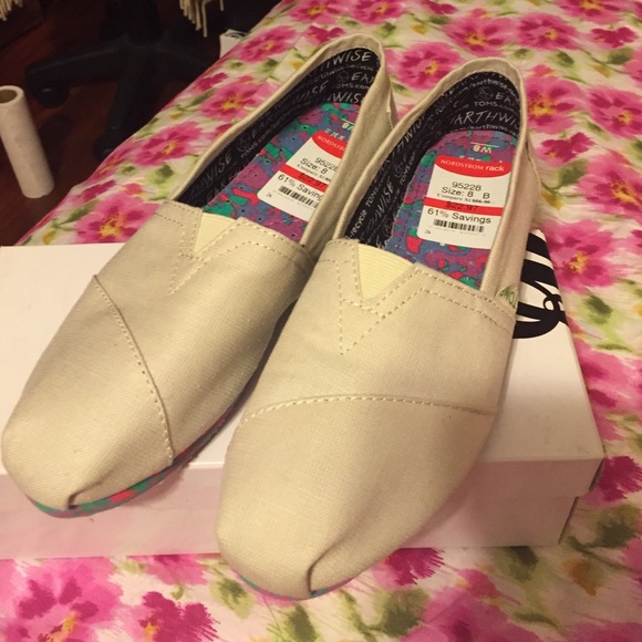 khaki/tan Toms😍✨