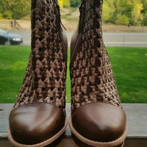 Woman's Ugg Maliha Zip New no tags