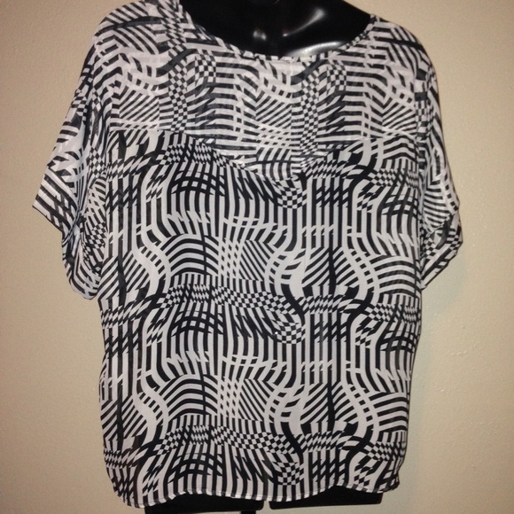 Asymmetrical black & white top! - Picture 2 of 4