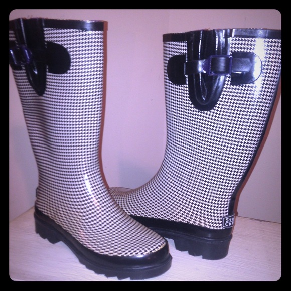 RAIN BOOTS