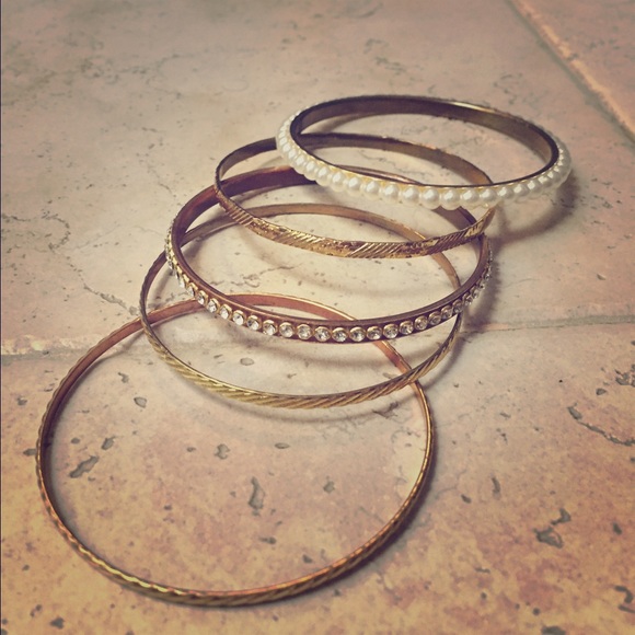 Gold pearls bangle bracelet set