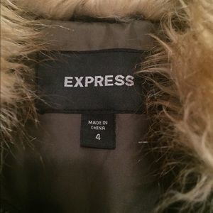 Express think coat with fur. Express size 4