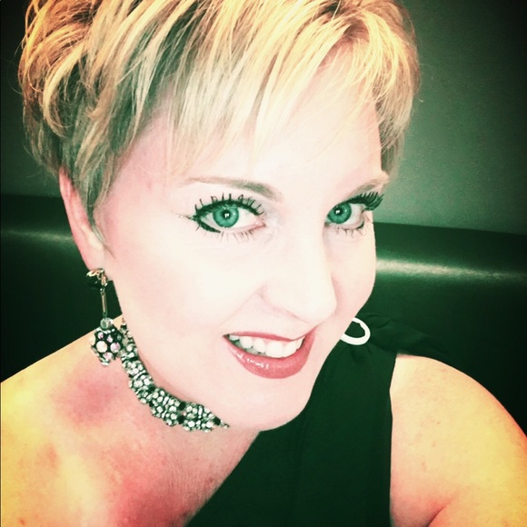 Meet your Posher, Deanna - Picture 2 of 3