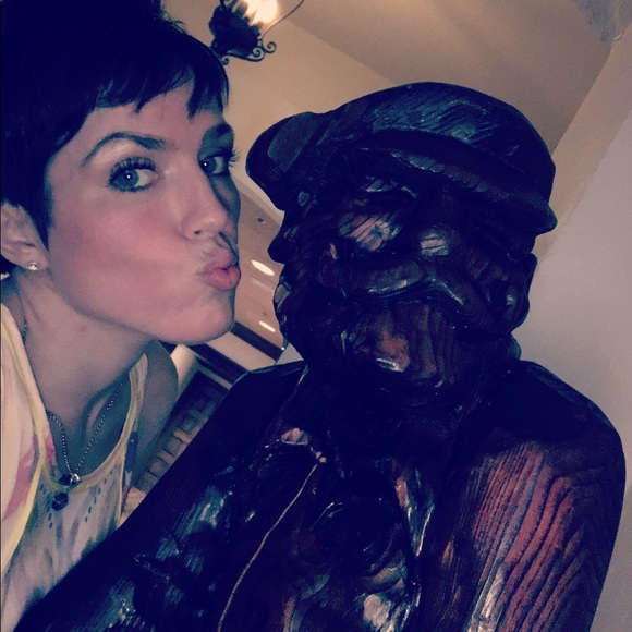 Meet your Posher, Nicole - Picture 2 of 4