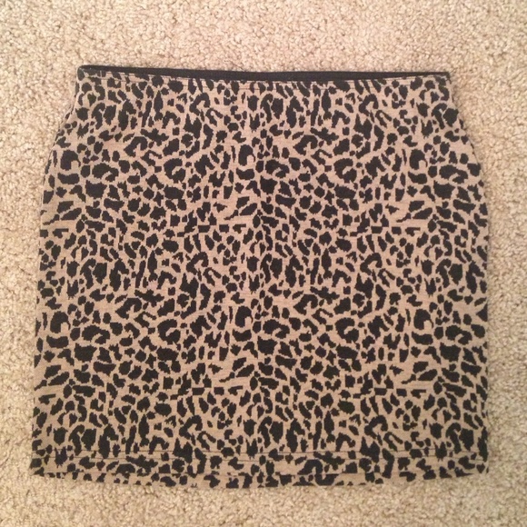 Leopard-print high-waist skirt.