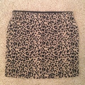 Leopard-print high-waist skirt.