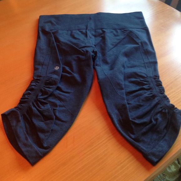 Lululemon navy crop pant