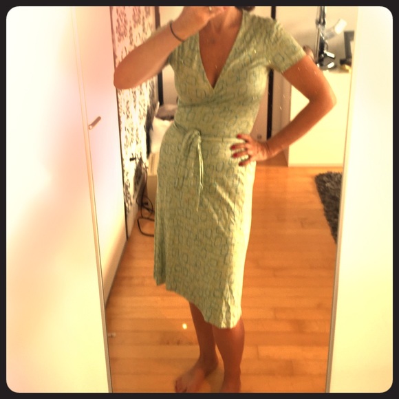 DVF short sleeved size 6 wrap dress! Green pattern
