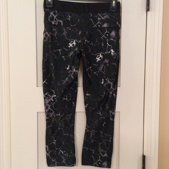 ❌SOLD❌ Nike Tight Fit Leggings - Picture 2 of 3