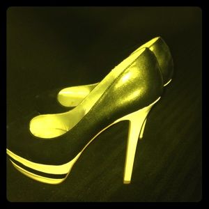 Daring heels for a pretty band aid skirt