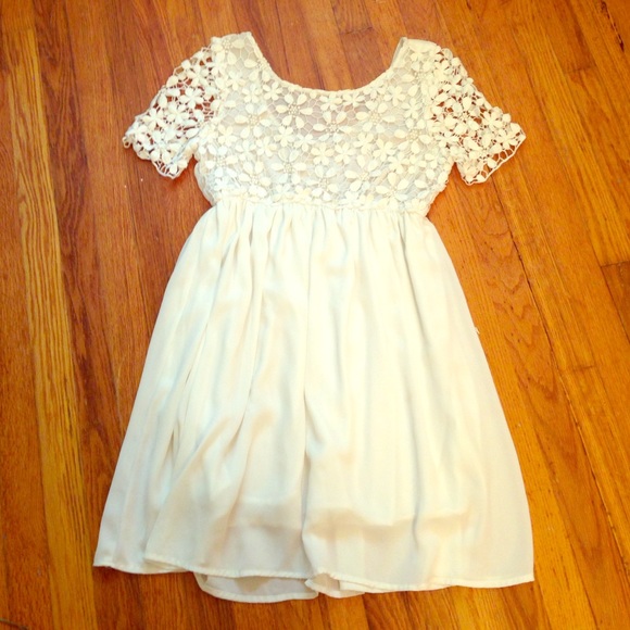 WHITE SHORTSLEEVE DRESS