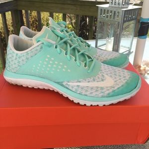Like new Women's Nike FS Lite Run 2 Premium
