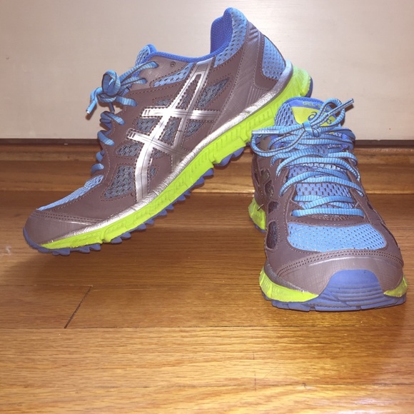 Tennis shoes