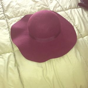 Burgundy floppy hat ! 🍂