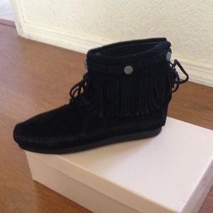 Women's Minnetonka back zip ankle boots Size 7
