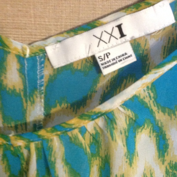 Forever 21 "Cold Shoulder" top! Like New!! Sz S!🌷 - Picture 2 of 3