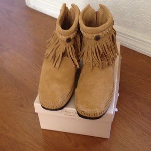 Women’ Minnetonka back zip ankle boots Size 7