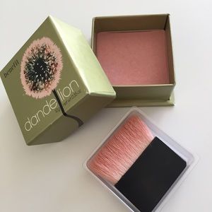 BENEFIT Dandelion Brightening Powder Blush