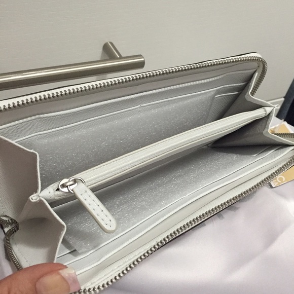 *SOLD* Michael Kors Wallet - Picture 3 of 4