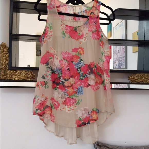 Floral High-Low Top - Picture 4 of 4