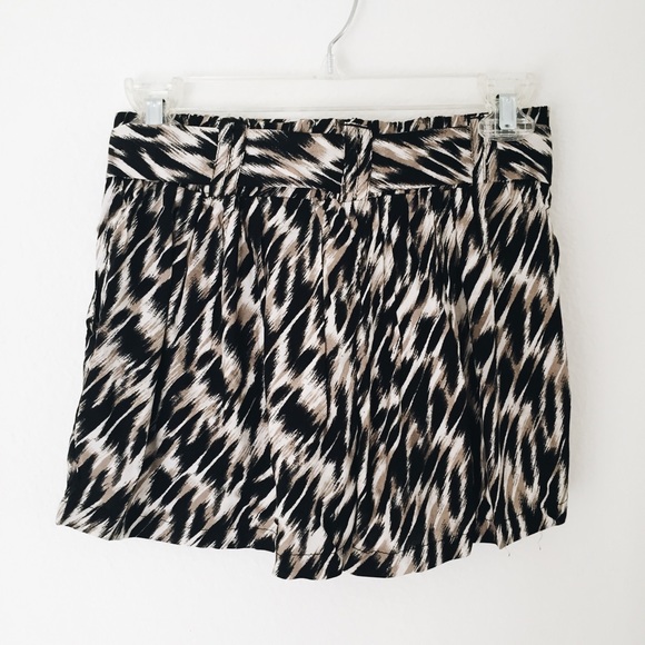 NET Flowy Printed Shorts - Picture 3 of 3