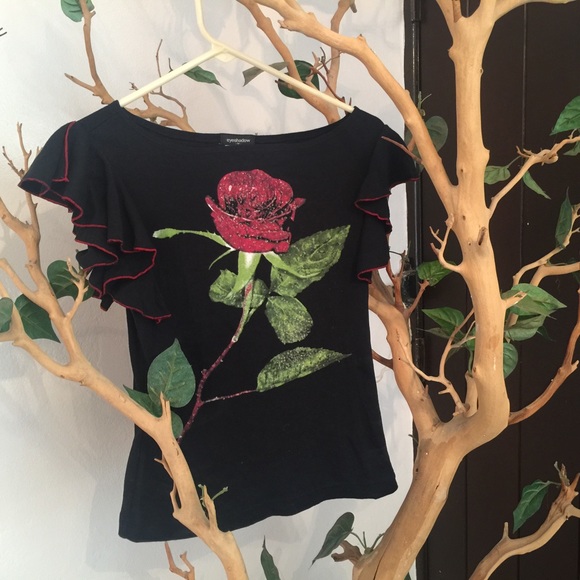 Cute top with decorated sleeves