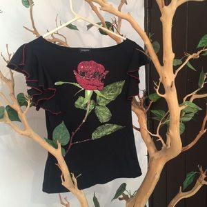 Cute top with decorated sleeves