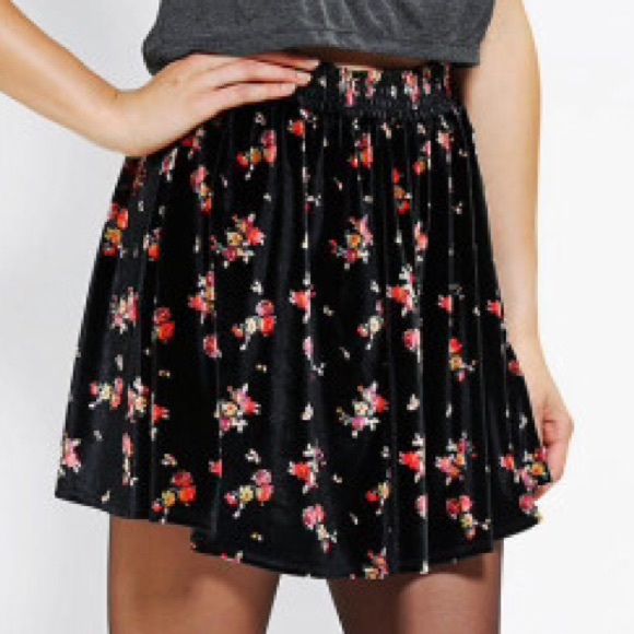 Urban Outfitters Dresses & Skirts - Ecote velvet Floral skirt S
