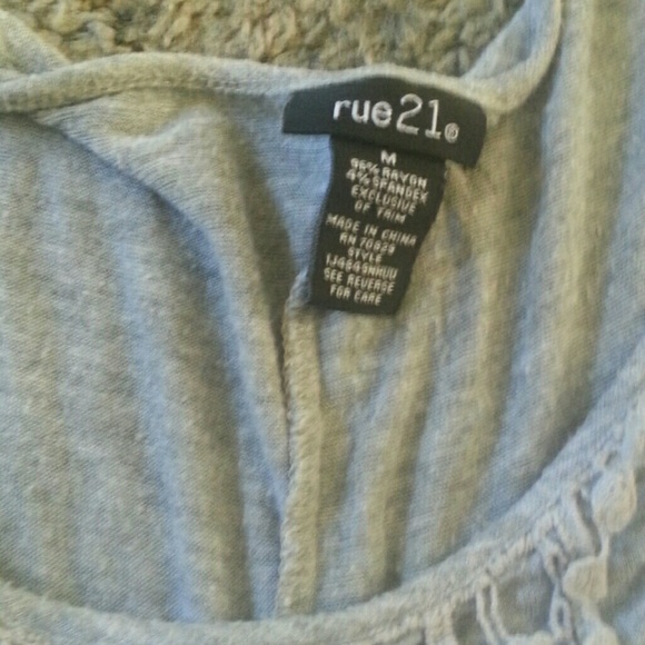 HiLo shirt with lace front. - Picture 2 of 2