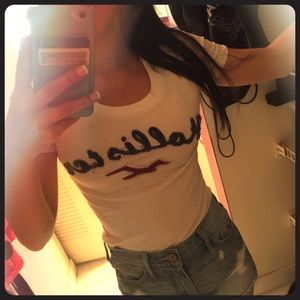 Sweet and simple hollister tee!