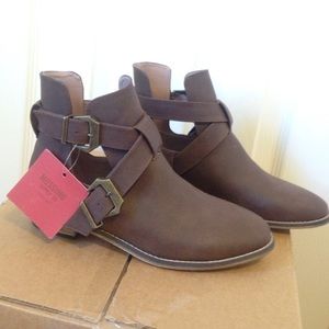NWT Mossimo cut out ankle boots