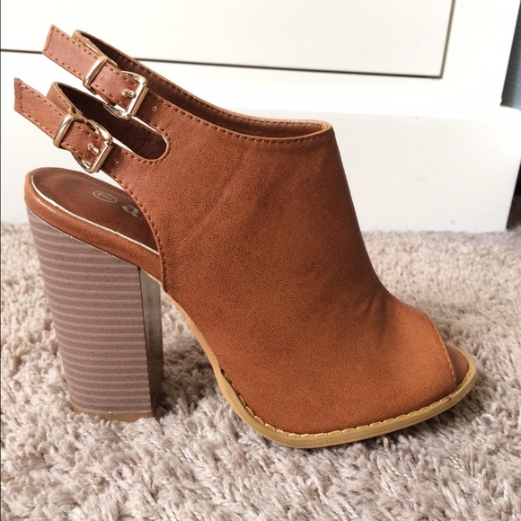 Size 7 **NEW IN BOX** peep toe bootie