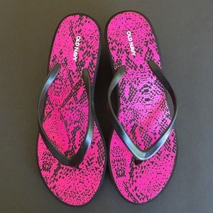 ☀️Old Navy 3" platform Wedge flip-flop size 8.