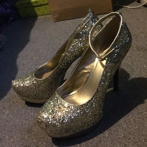 Gold glitter pumps