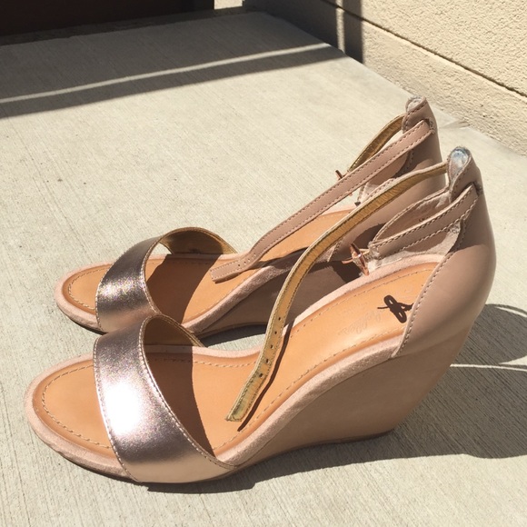 ✨Rose Gold Leather Wedges✨