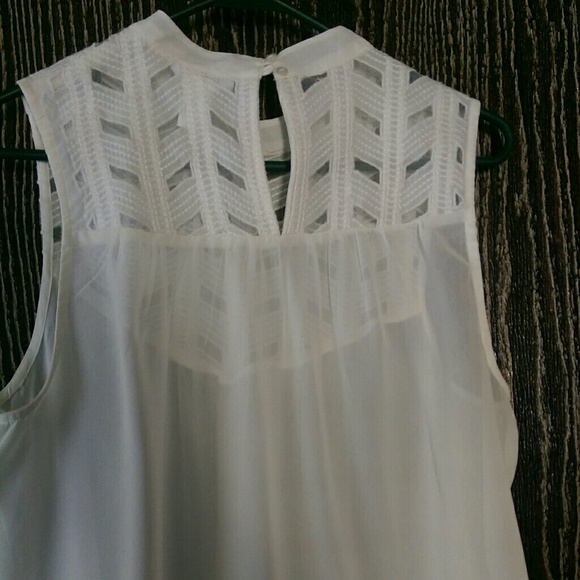 Withe blouse - Picture 2 of 3