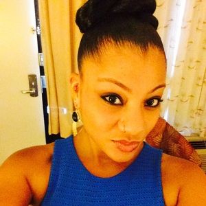 Meet your Posher, Dee dee