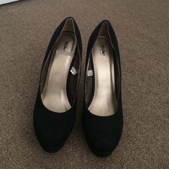 Black pumps
