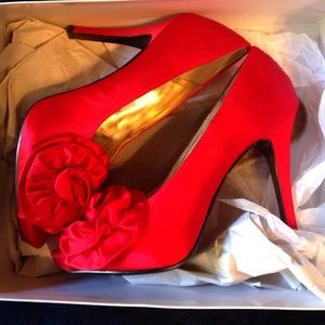 Red rose Nine West high heels