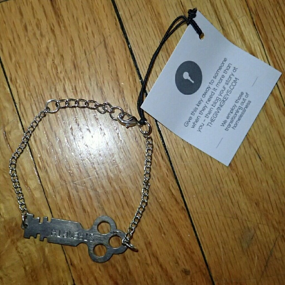 ❌SOLD❌ Giving Keys Triple Hole Key Bracelet - New - Picture 2 of 4