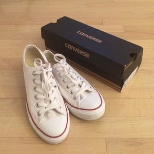NEVER BEEN WORN! Women's size 8 converse!