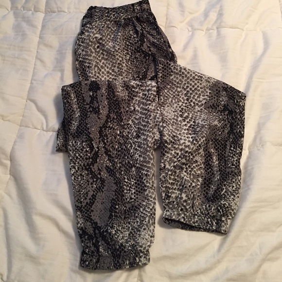 Patterned loose capri pants