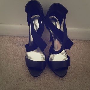 👠Solid Black Strappy Heel👠