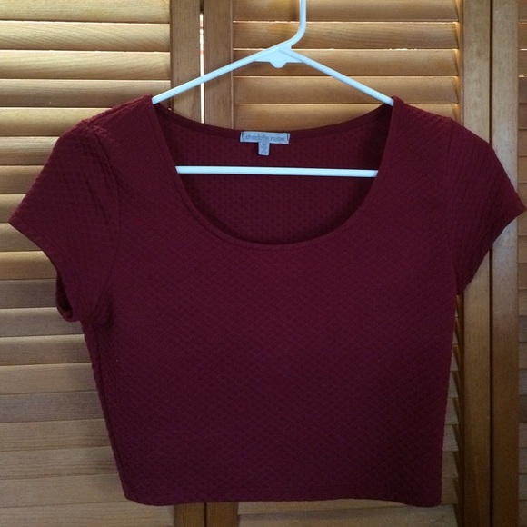CHARLOTTE RUSSE SHORT SLEEVE CROP TOP