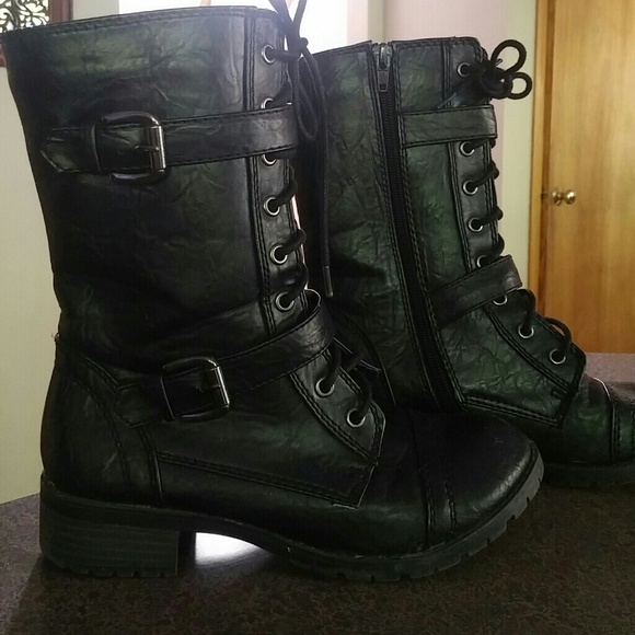 Size 7 Sofa black combat style boots