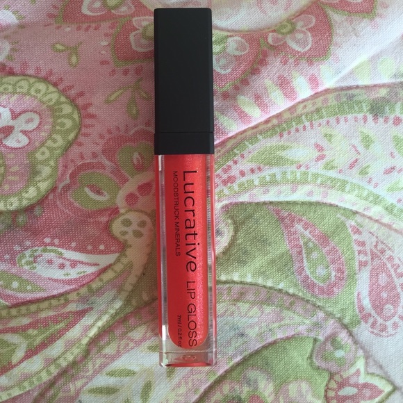 Youniqie lucrative lip gloss