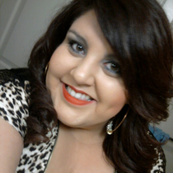 Meet your Posher, Nicole - Picture 1 of 1